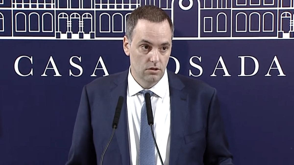 El piloto del vuelo de Adorni a Punta del Este aportó chats y audios que lo complican aún más